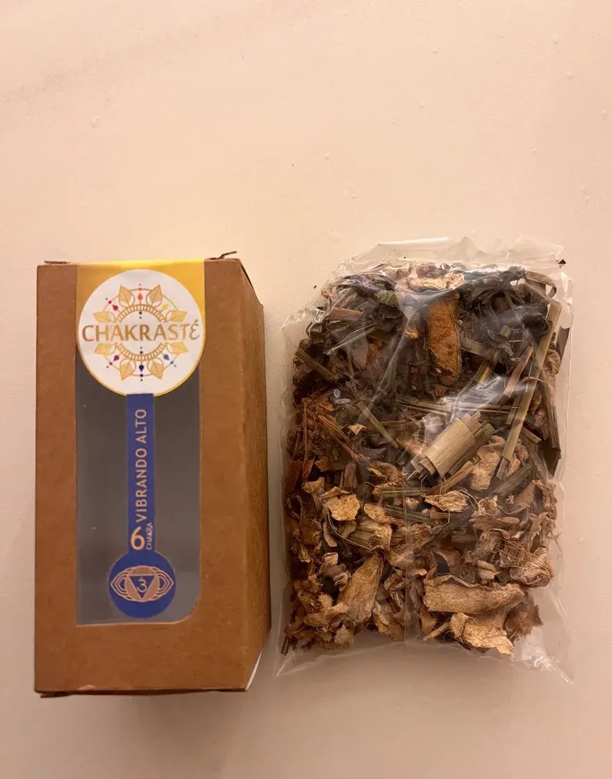 Los botánicos sueltos que mezclamos a mano — junto a una caja CHAKRASTÉ