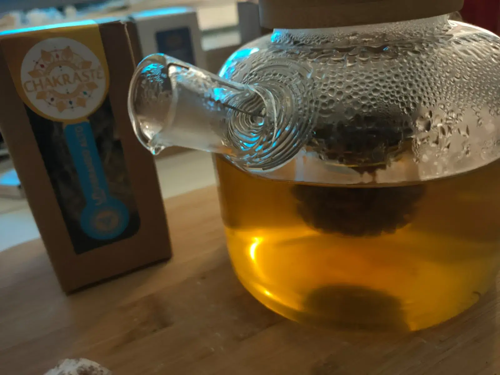 Una mezcla CHAKRASTÉ infusionándose en una tetera de vidrio, el vapor empañando el cristal